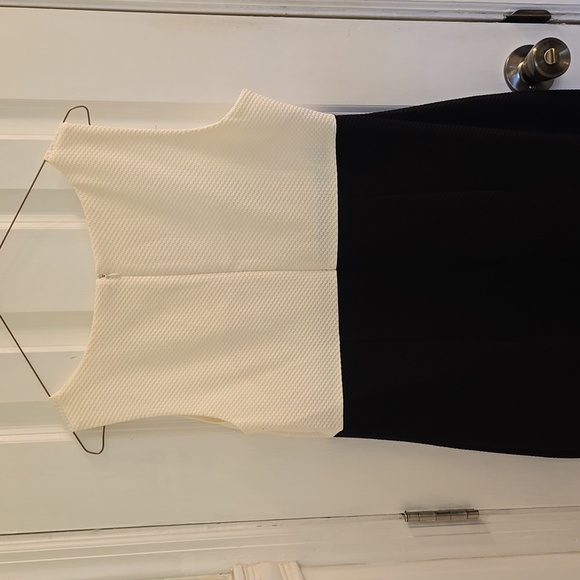 Elegant Two-Piece Dress with Lace Detail - Picture 4 of 5